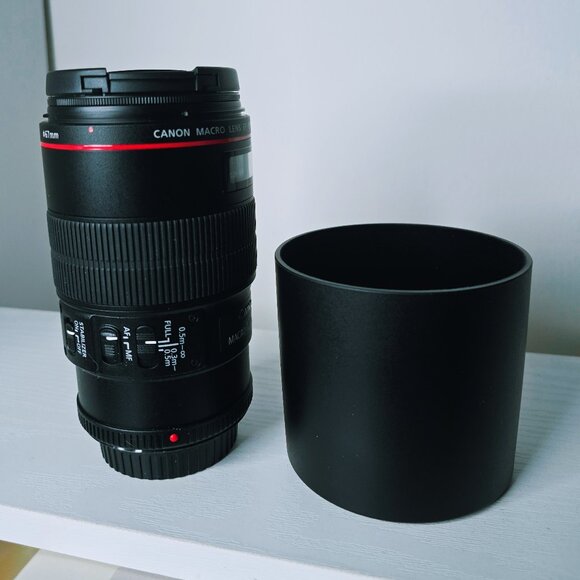 Canon EF 100mm f/2.8L Macro IS USM Lens with Lens case & Lens hood - Picture 6 of 11